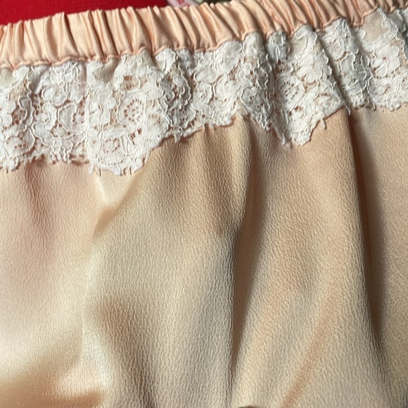 3/$15 🏷️ Banana Republic peach silky satin polyester lined lace-top mini skirt - Picture 8 of 11
